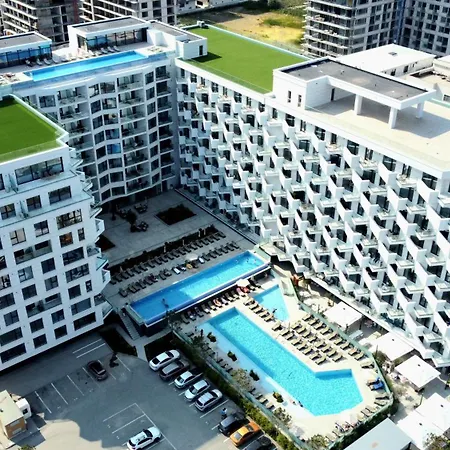 Prime 11 In Infinity Pool & *