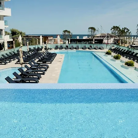 Prime 11 - Infinity Pool & Apartment Navodari