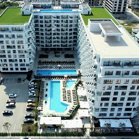 Prime 11 - Infinity Pool & Apartment Navodari