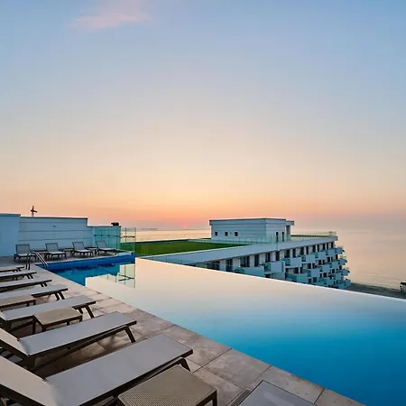 Prime 11 - Infinity Pool & Apartment Navodari