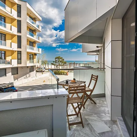 Prime 11 - Infinity Pool & Apartment Navodari