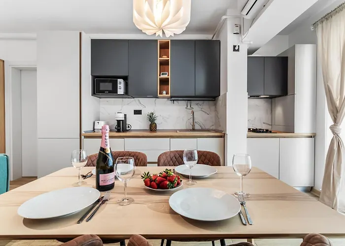 Prime 11 - Infinity Pool & * Năvodari